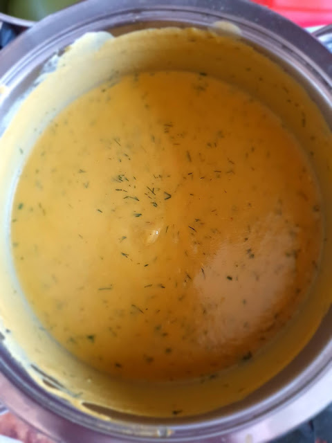 Krem z dyni i marchewki z dodatkiem koperku i groszku ptysiowego. Idealna zupa na refluks.