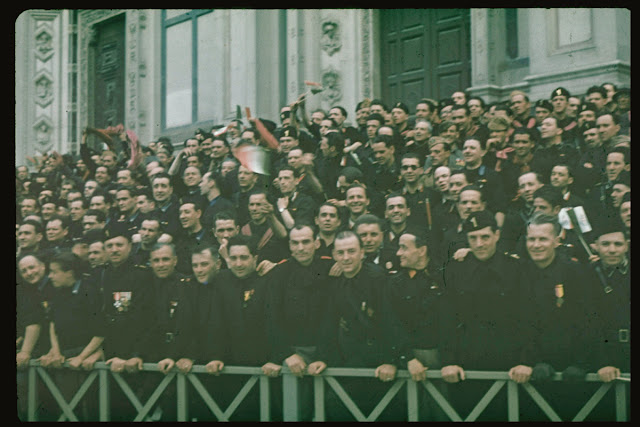 1938. Итальянские фашисты, ждущие Адольфа Гитлера во время государственного визита / Italian fascists during Adolf Hitler's 1938 state visit