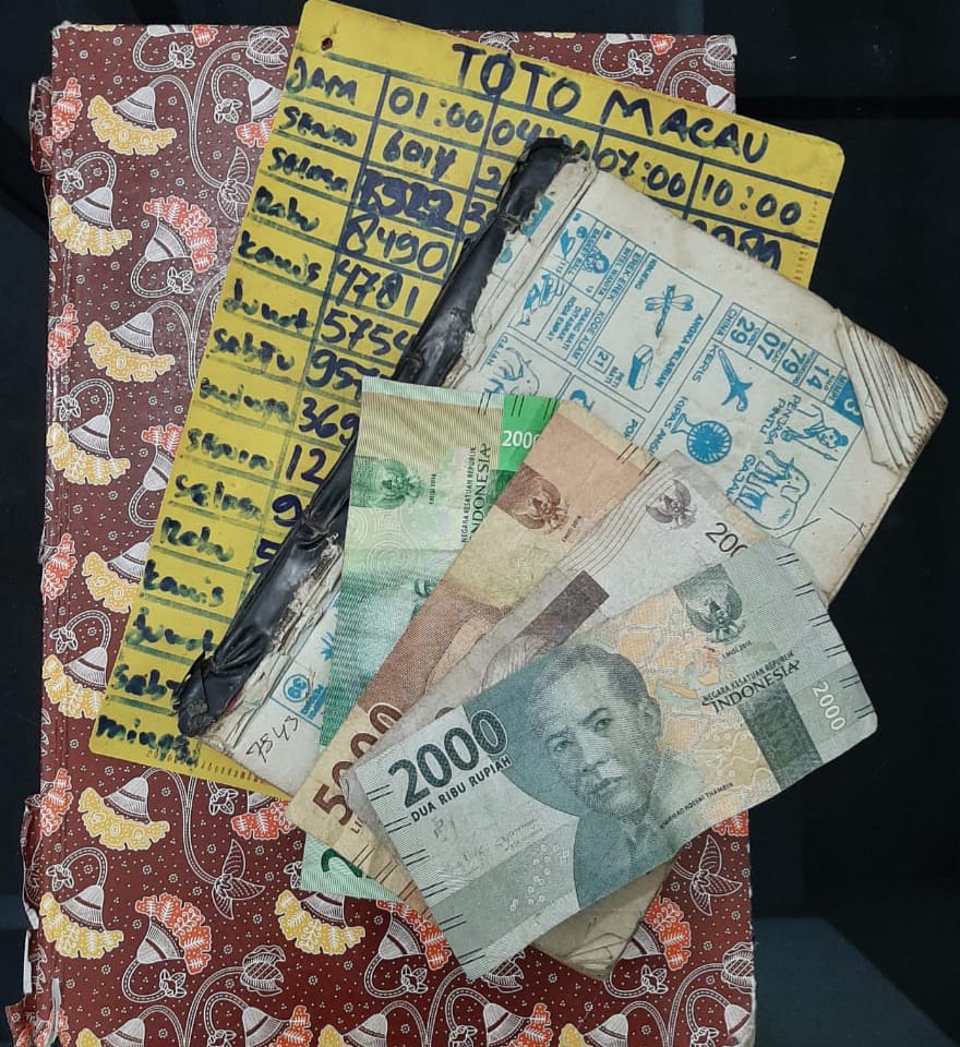 Nunggu Pembeli Togel Nikson Keburu Ditangkap Polisi Dailysatu Com Nunggu Pembeli Togel Nikson Keburu Ditangkap Polisi Dailysatu Com