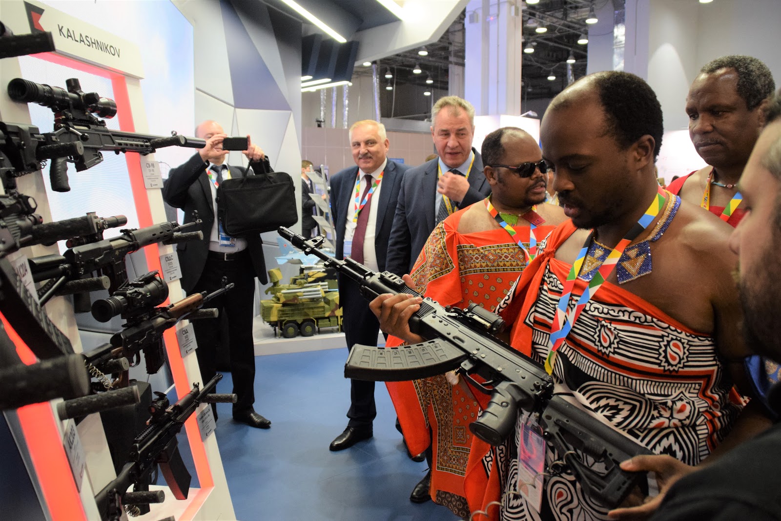 африка дружит с россией. президент новой гвинеи. буркина фасо революция. россия африка сочи 2019 лавров. россия африка.