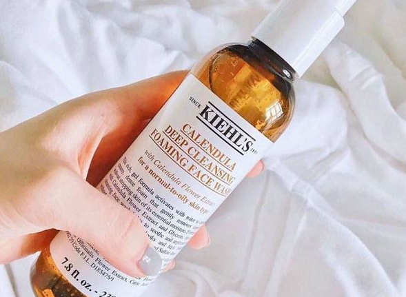 sua rua mat co do ph 5.5 cho da dau Kiehl’s Calendula Deep Cleansing Foaming Face Wash