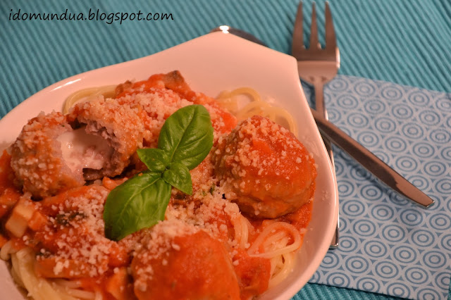 Espaguetis con albóndigas rellenas