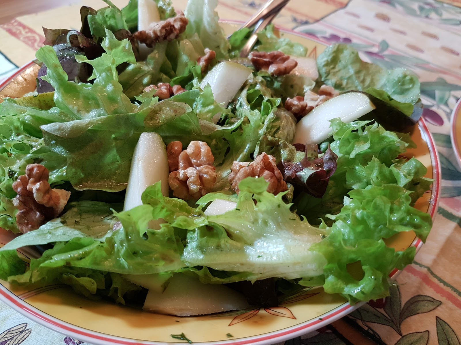 Aus dem Lameng: Herbstlicher Salat mit Birne und Walnüssen