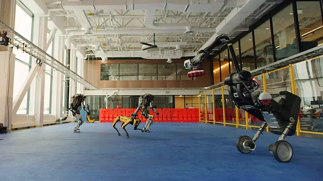 Boston Dynamics Robotlarının Dansçılara Taş Çıkartan Koreografisi [Video]
