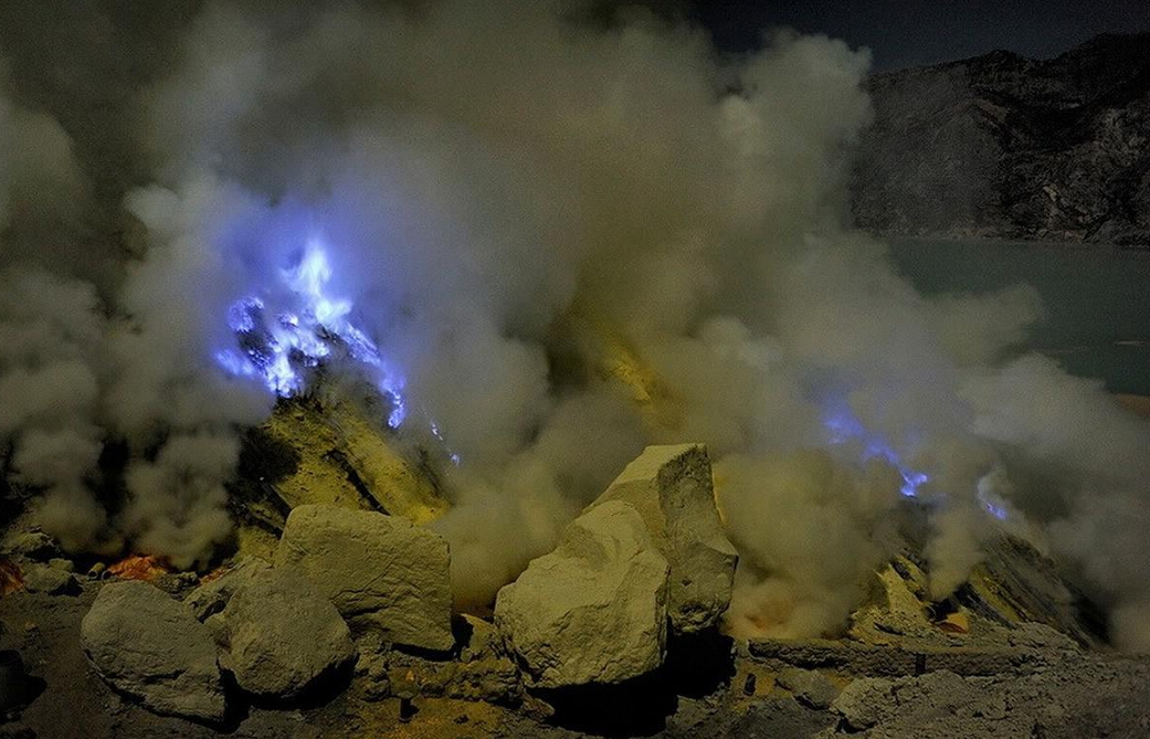 Кипящая сера. Голубая лава вулкана Кавах Иджен. Вулкан Иджен сера. Вулкан Иджен извержение. Вулкан Иджен Бали.