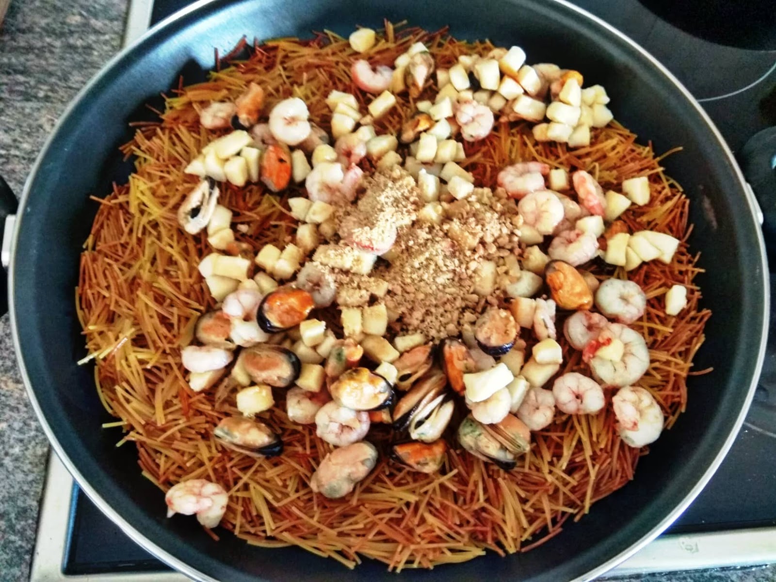 FIDEUA CATALANA DE MARISCO CON ALIOLI DE AJO NEGRO AMEFRUITS, Y AZAFRÁN ESPAÑOL FIDEUA CATALANA DE MARISCO CON ALIOLI DE AJO NEGRO AMEFRUITS, Y AZAFRÁN ESPAÑOL