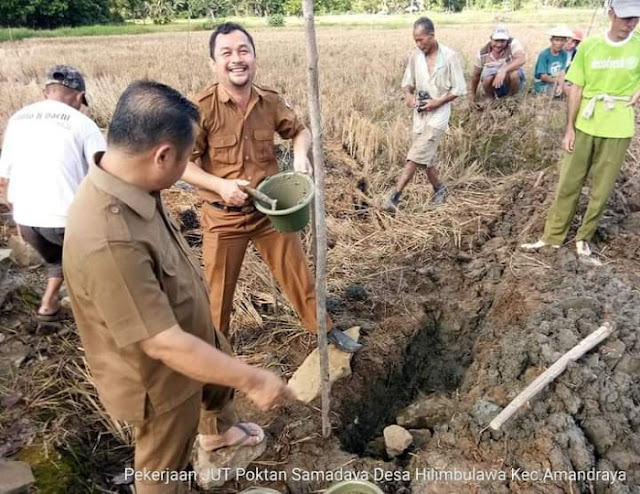 Kadis Pertanian Kabupaten Nias Selatan Meletakkan Batu Pertama di Jalan Usaha Tani.