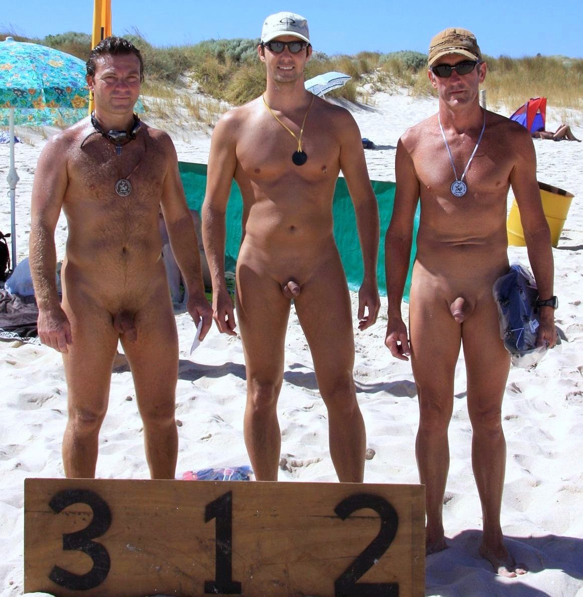 мужики на пляже отдыхают голыми фото 93