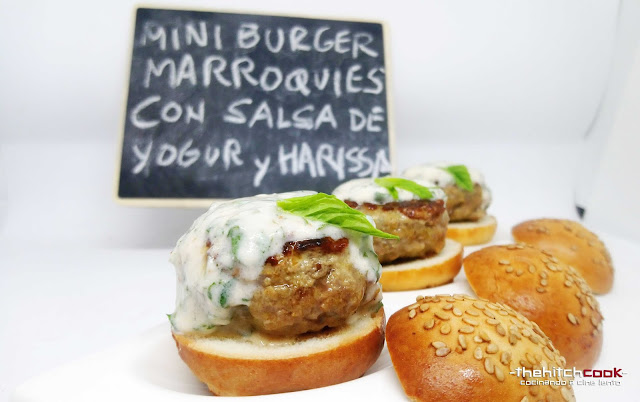 MINIBURGERS MARROQUÍES CON SALSA DE YOGUR Y HARISSA