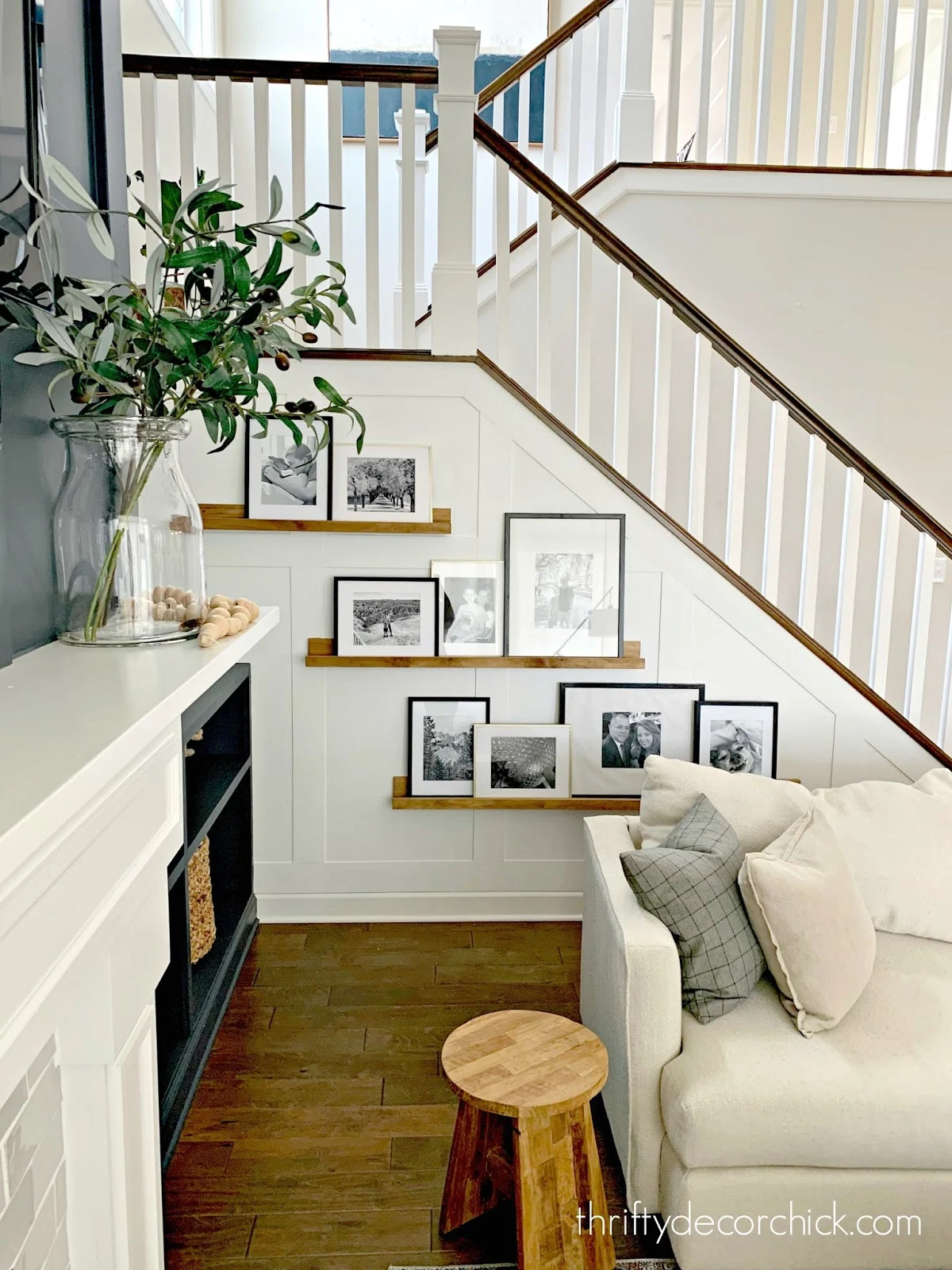 Easy trim design on stairway wall 