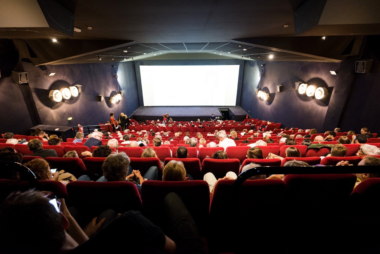 Warner Bros. diz aos cinemas e