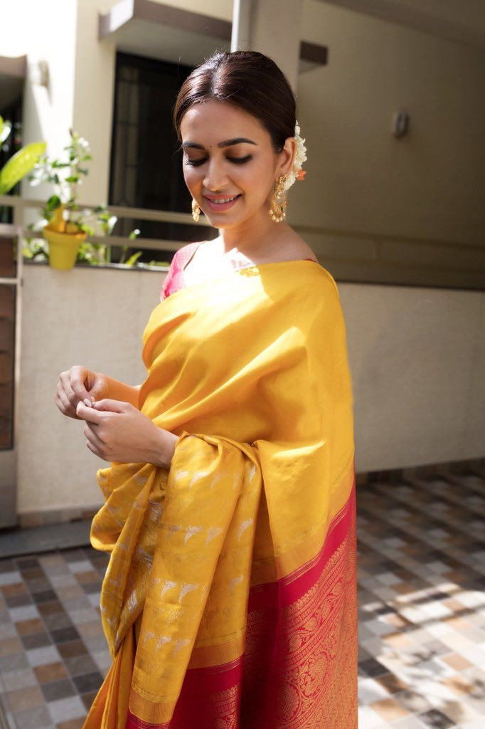 Kriti was spotted in a Saree and was cuddling a Puppy - 'Adorable ...
