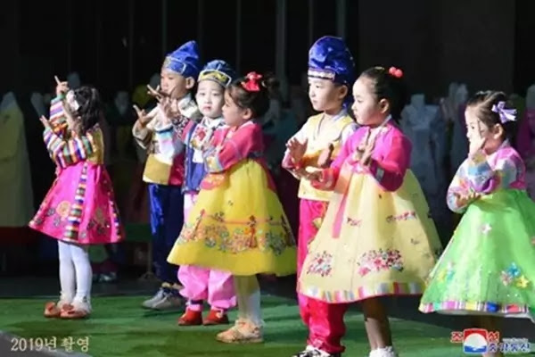 (2) Rainbow-striped Clothes of Korean Children