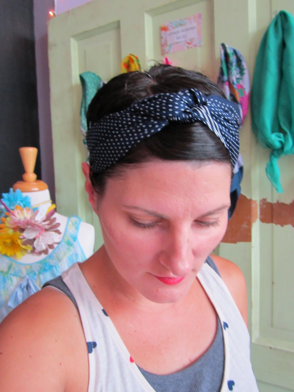 dainty daisies 3 ways to wear Vintage scarves!