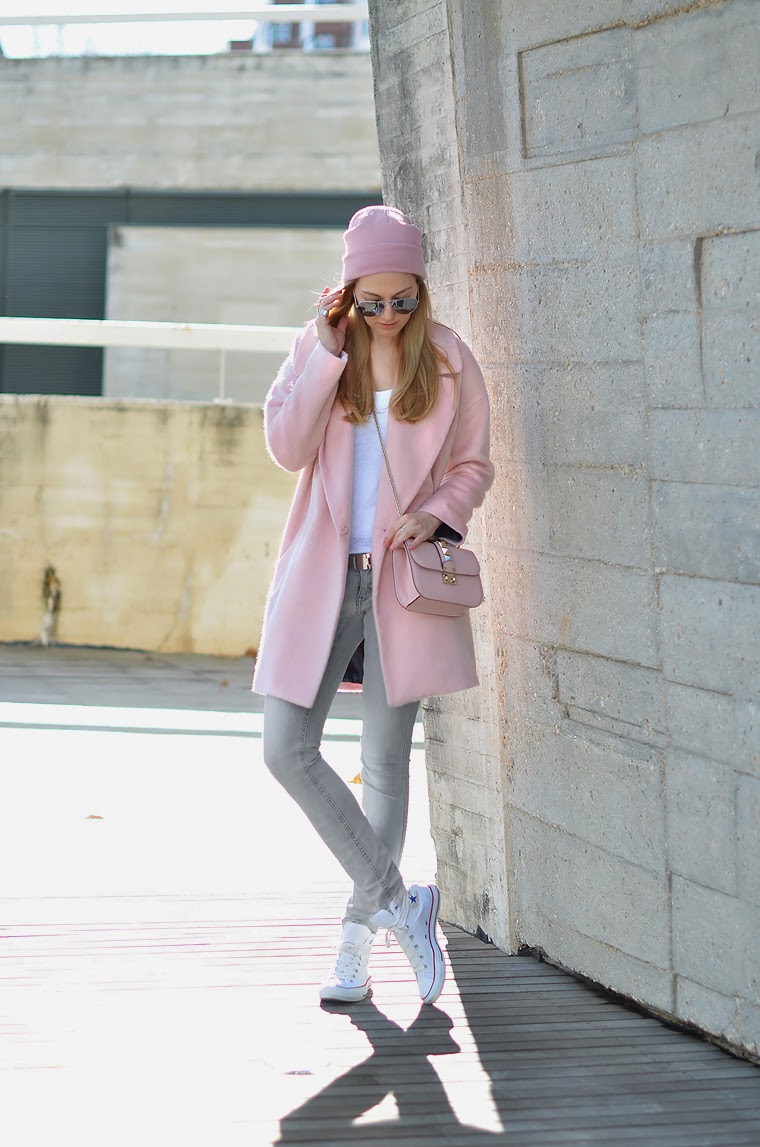 Розовое пальто шапка. Розовое пальто. Образ в пастельных тонах. Пастельно розовое пальто. Пастельные тона в одежде.