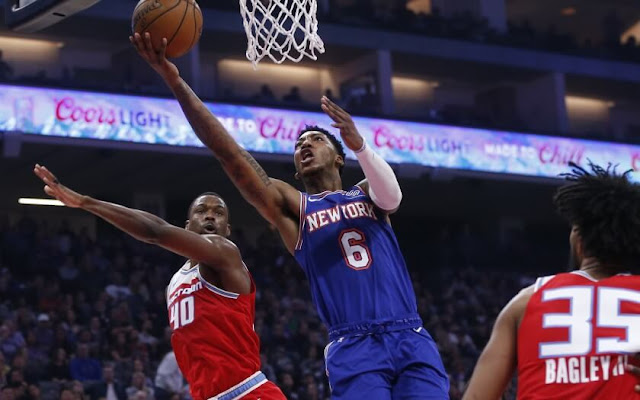 Knicks,beat,Wizards,as Dennis Smith,remains