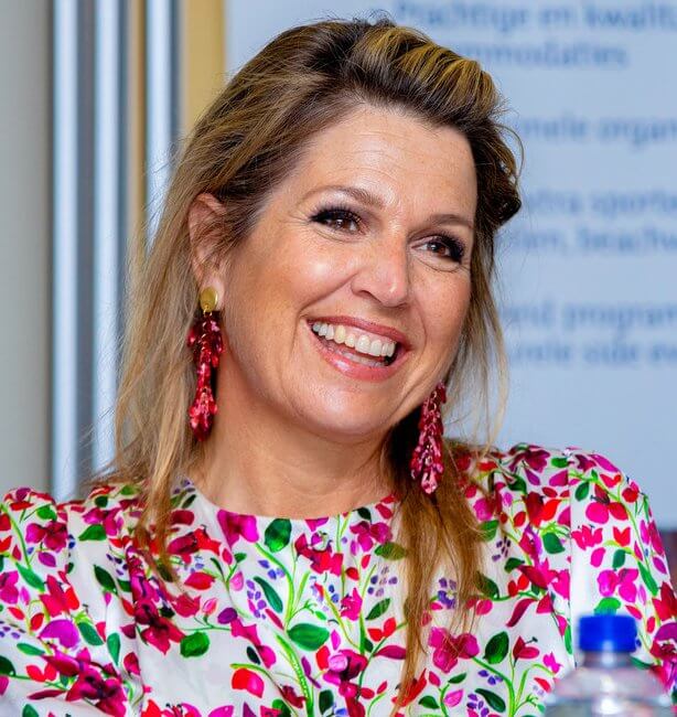 CASA REAL HOLANDESA - Página 11 Queen-Maxima-in-Seren-Truman-Floral-print-silk-satin-wide-leg-jumpsuit-6