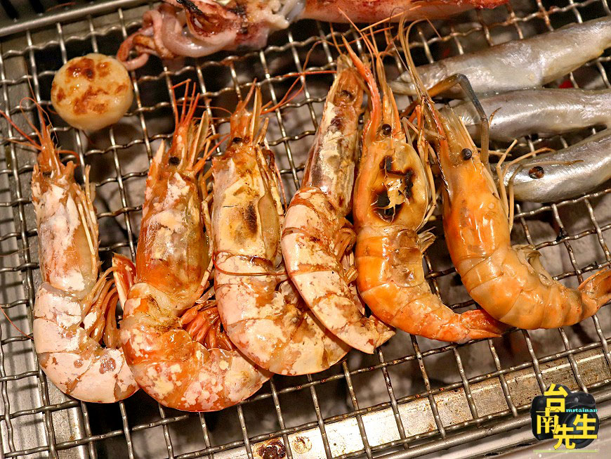 台南燒烤火鍋吃到飽/波士頓龍蝦+厚切和牛吃飽吃滿/飲料+沙瓦+咖啡+冰淇淋+甜點無限供應/木炭烘烤香氣撲鼻/日式居酒屋風格