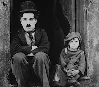 Charles Chaplins em cena do filme "O Garoto", lançado em 1921.