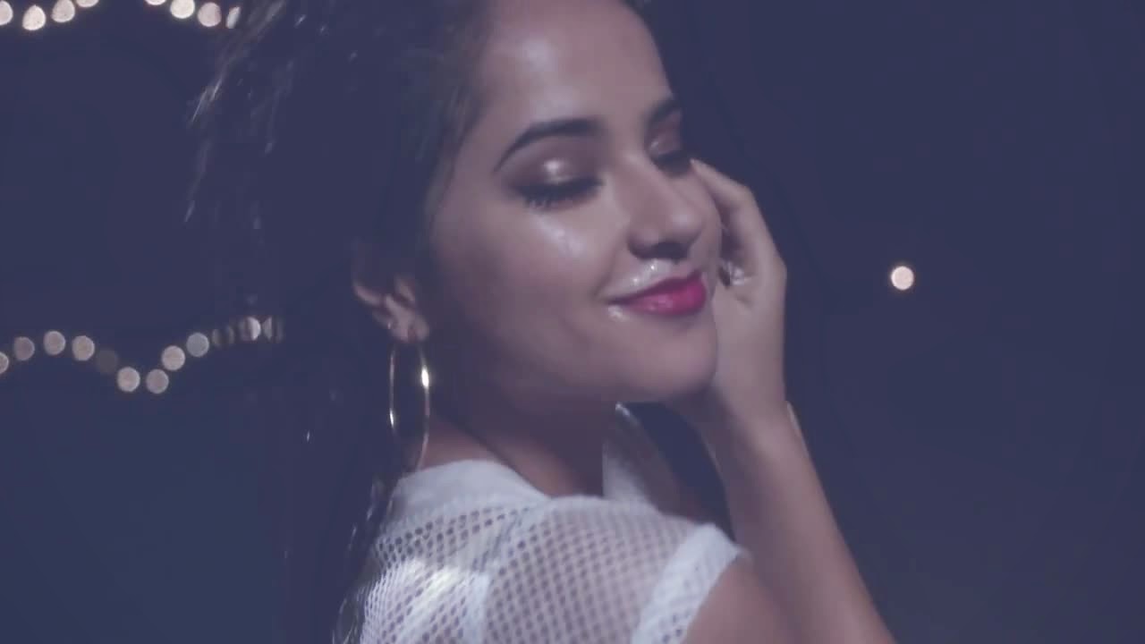 Becky G Shower 1HP