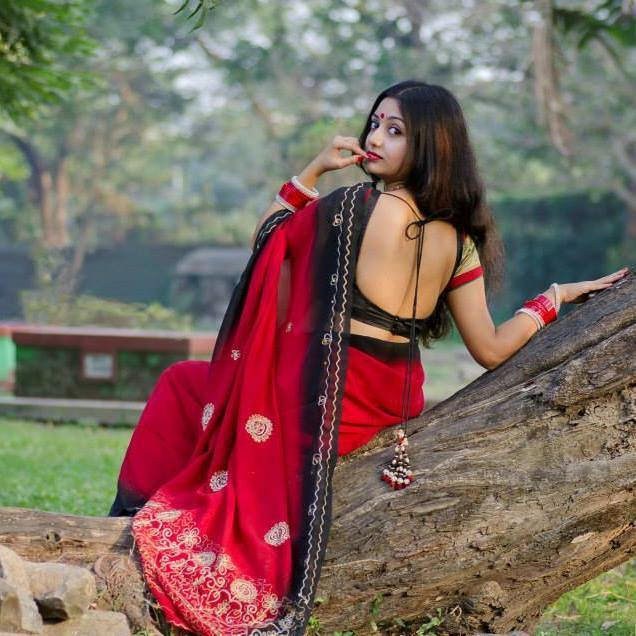 Hottest Internet Sensation Rupsa Saha: Stunning Saree Image Collection ...