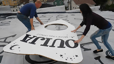 Най-голямата Уиджа дъска на света Worlds-largest-ouija-board-roof