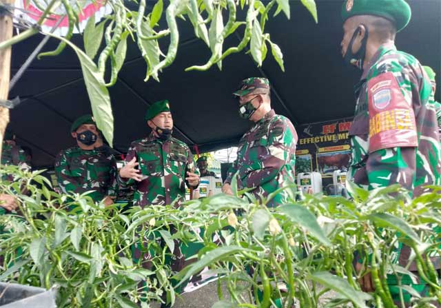 Mayor Jenderal TNI Irwansyah perhatikan penjelasan Danrem 032