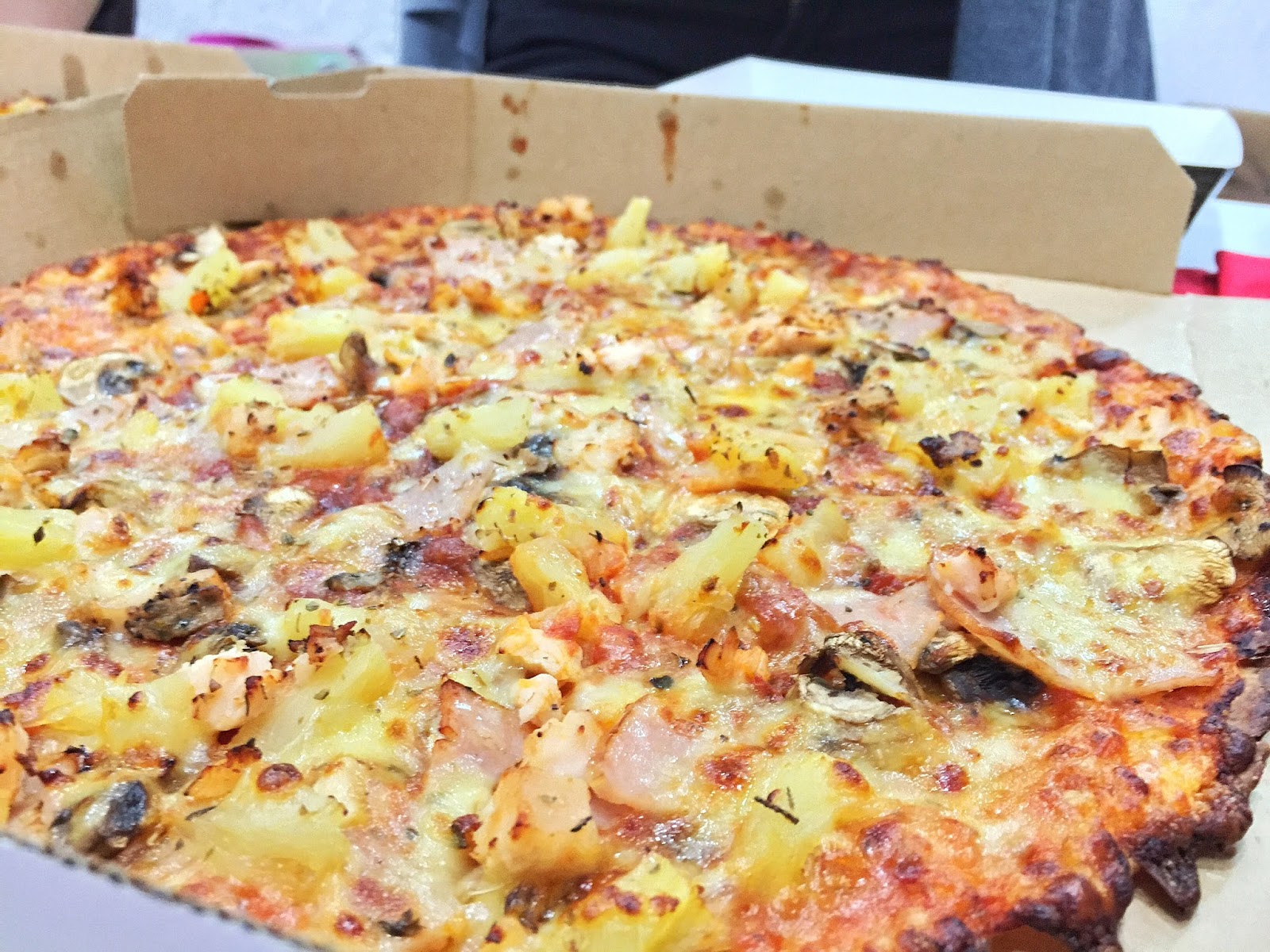 пицца с ананасами домашняя.