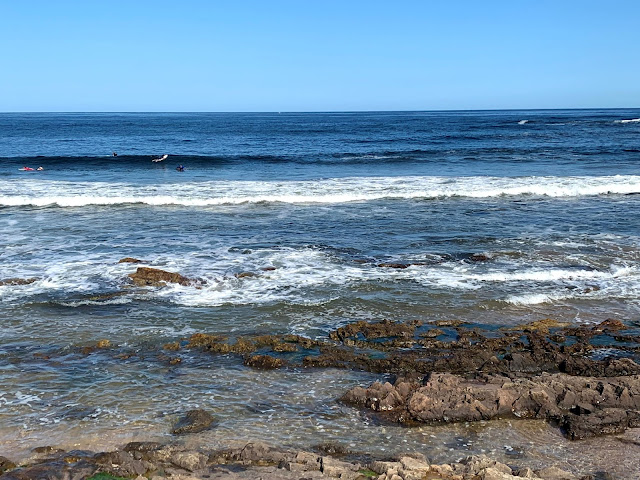melhores praias de punta del este praia rochosa com o mar agitado
