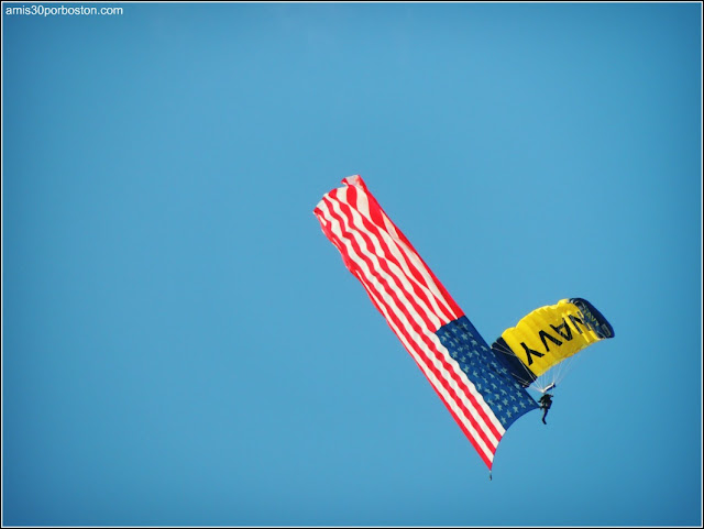 Paracaidista con la Bandera de Estados Unidos en Boston, Massachusetts