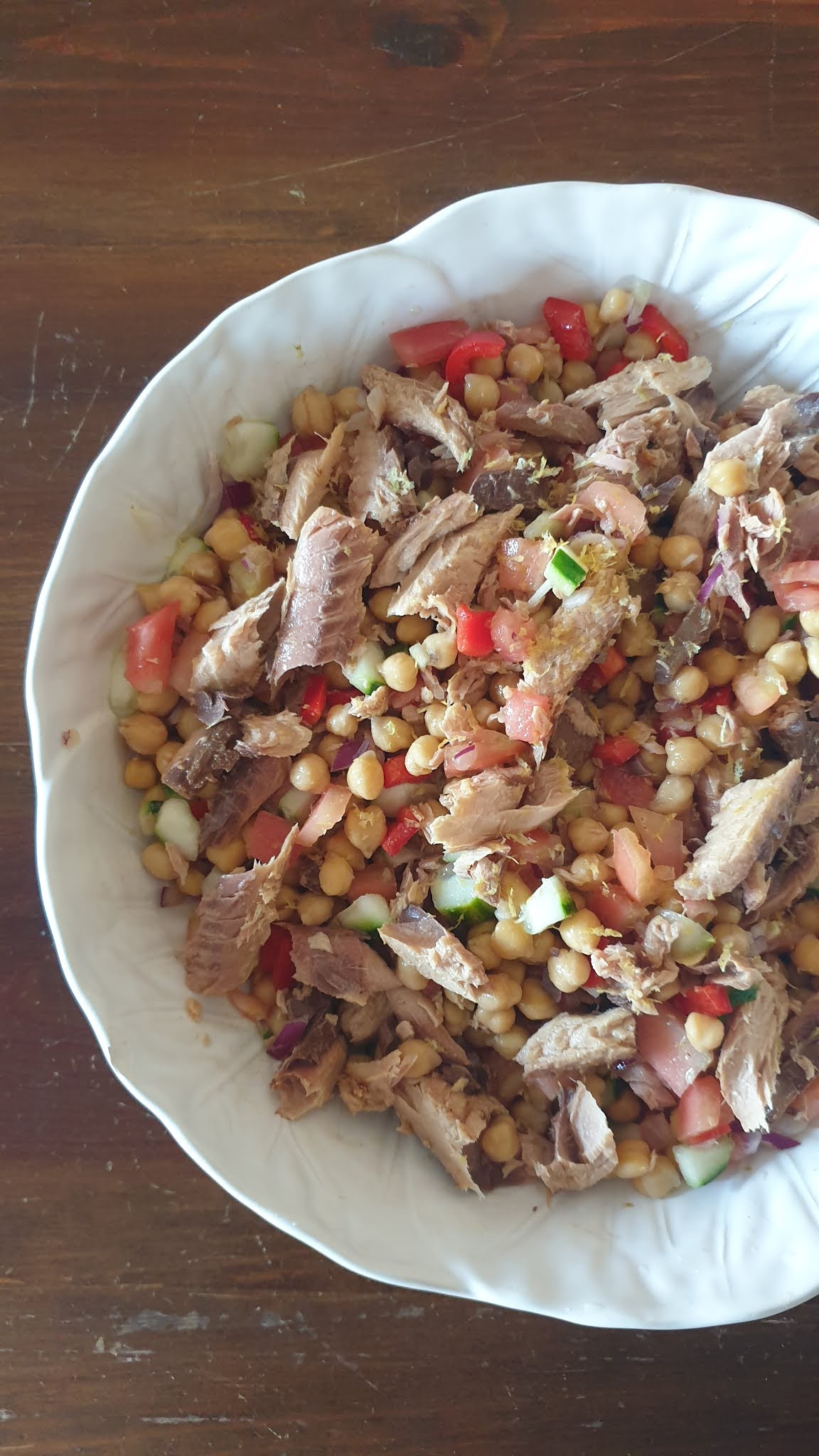 Salada de Grão de Bico, Tomate e Pepino com Cavala de Conserva