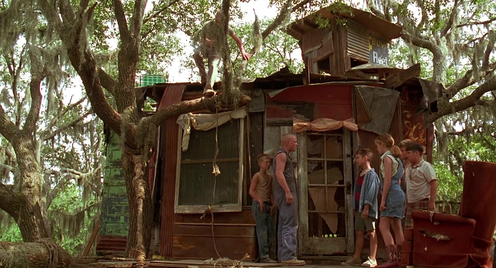 Ужас семья переехала в новый дом. Домик на дереве ужастик. Кинофильмы про домиков на дереве.