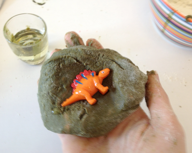 schaeresteipapier: Freitags-DIY Dino-Eier zum selberbacken