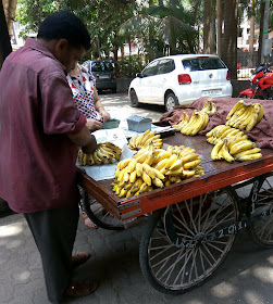 kelawala, banana seller, street, streetphoto, street photography, bandra east, mumbai, incredible india, bananas, plantains, 
