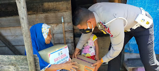 Sambil Bagi Sembako, Kasat Lantas Polres Bone Ajak Warga Jaga Prokes