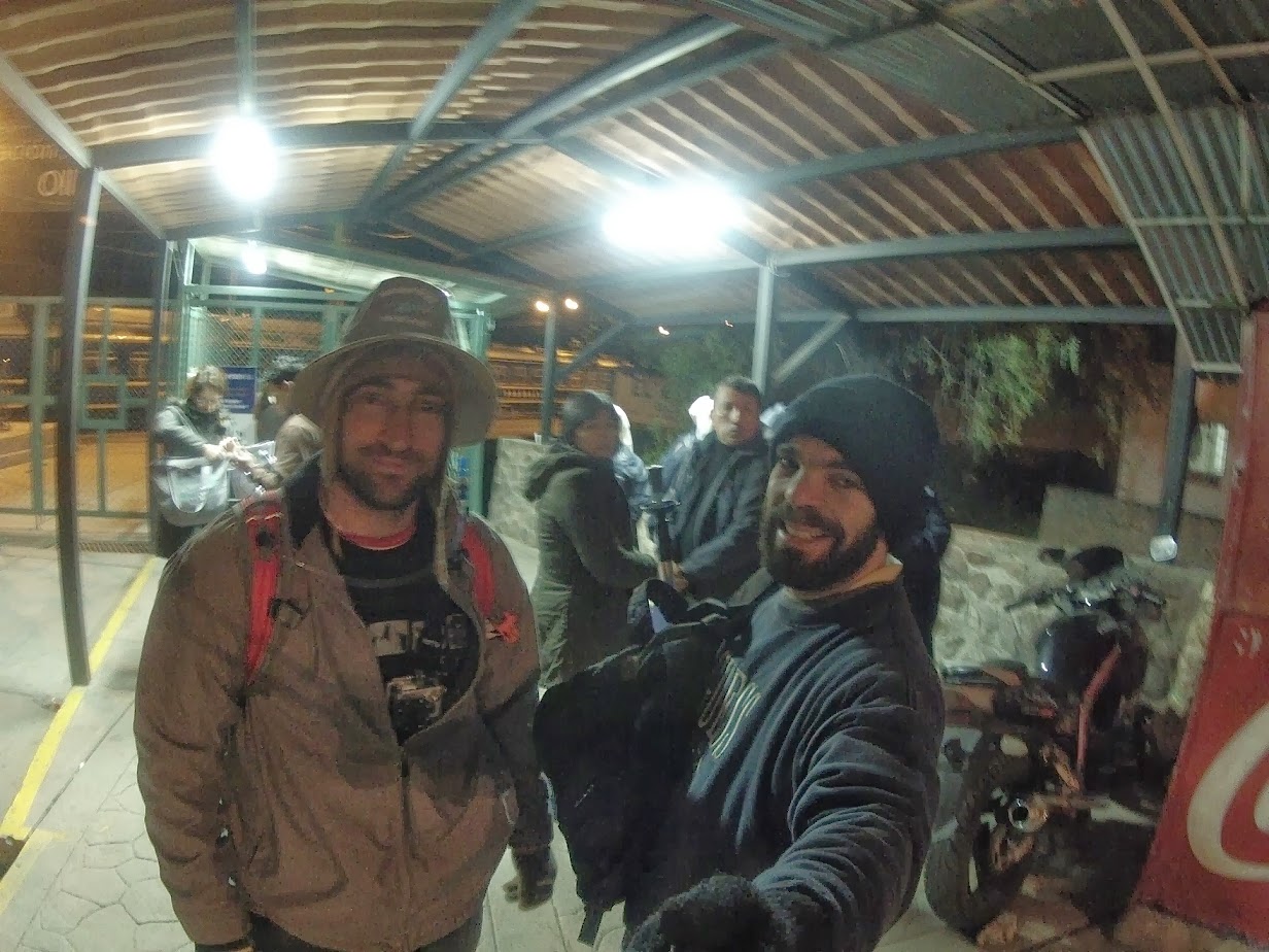 Esperando abrirem a estação de trem de Ollantaytambo / Peru.