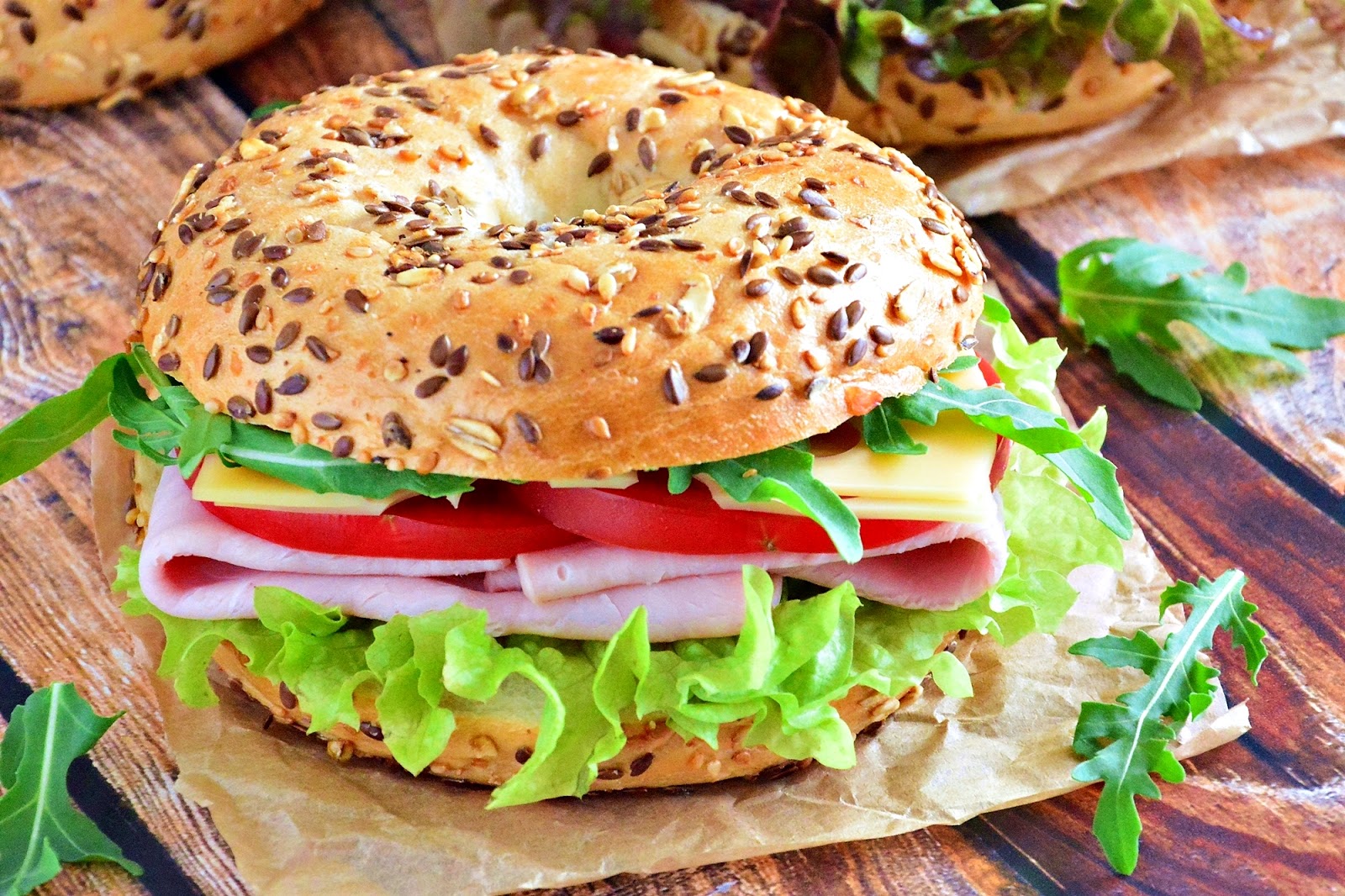 BAJGLE Z SZYNKĄ I SOSEM SEROWOCZOSNKOWYM. Zobacz prosty przepis MOJA