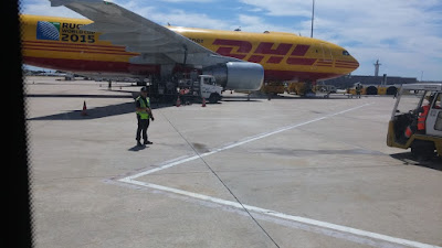 aviao DHL com policias