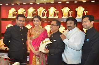 Actress Sonam Kapoor Launch Kalyan Jewellers Anna Nagar Showroom  0022