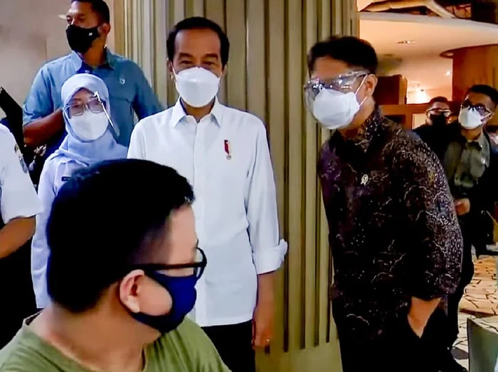 Tinjau-Vaksinasi-Tahap-Dua-di-Tanah-Abang-Jokowi-ke-Pedagang-Sakit-Sakit-Nggak