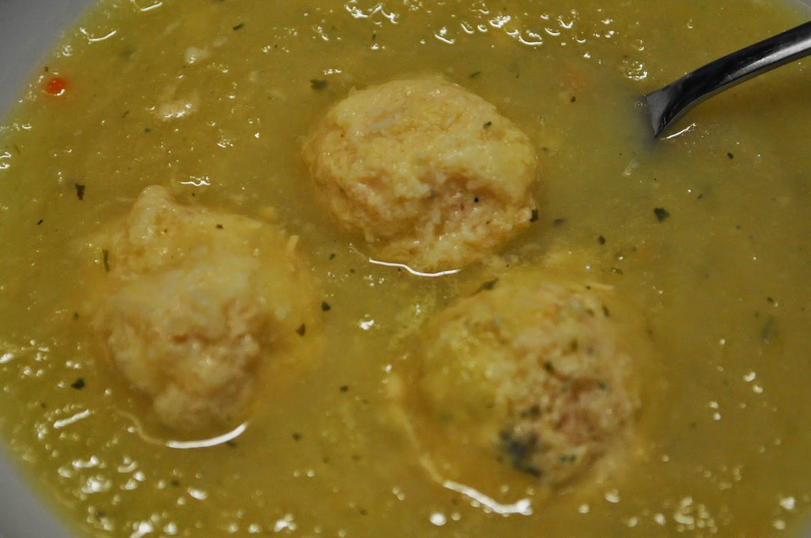 Allerlei Leckeres. - touche-à-tout: Weiße Suppe mit Lachsklößchen ...