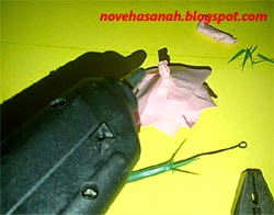 rekatkan tangkai bunga dari sedotan dan kawat dengan lem tembak (hot glue)