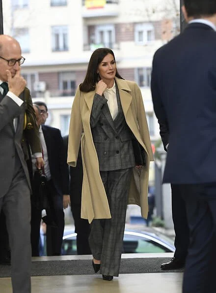 Queen Letizia wore Massimo Dutti slim fit checked wool blazer. Massimo Dutti 2018-19AW collection. Hugo Boss clutch