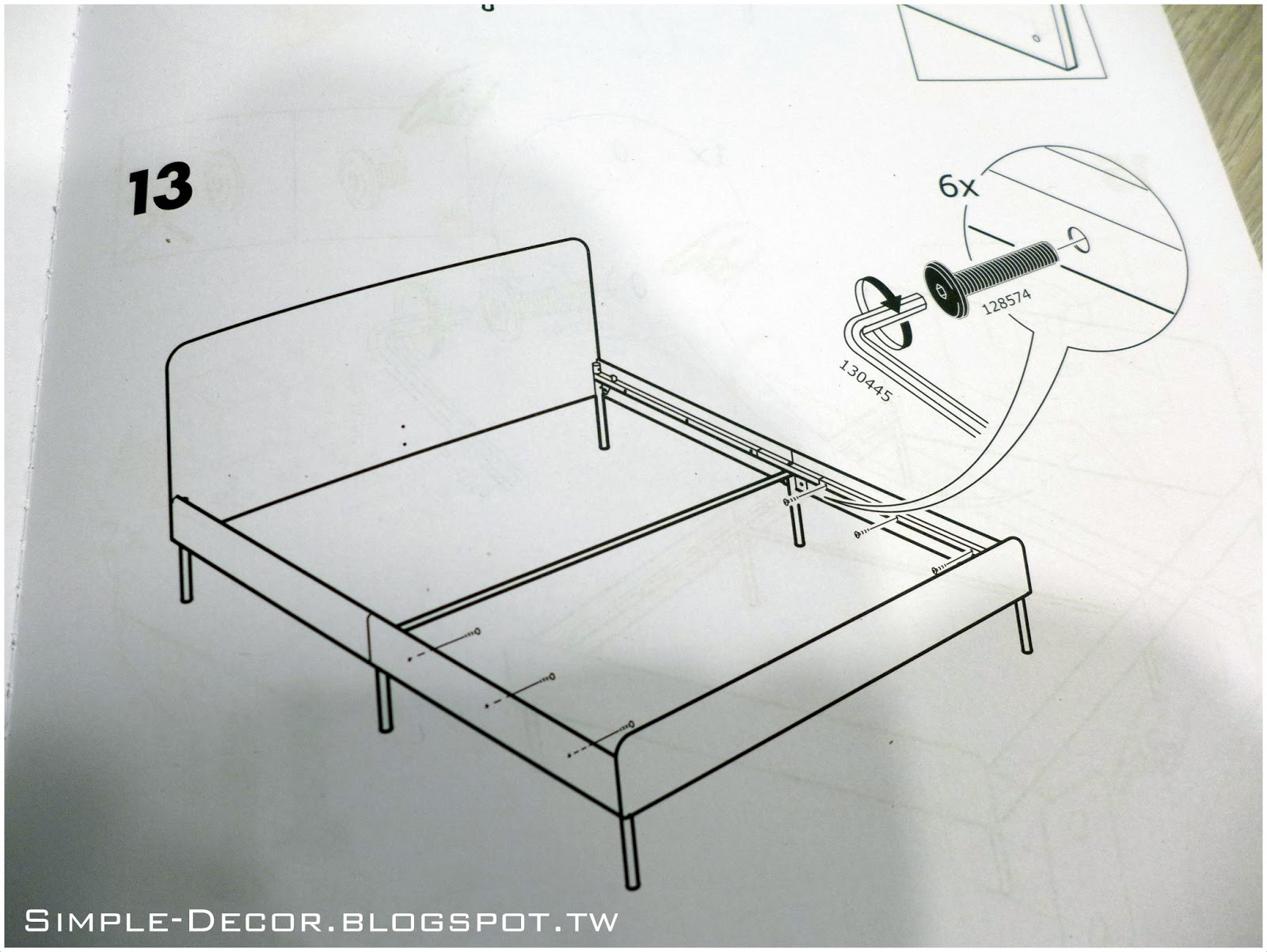 家具組裝 IKEA SLATTUM。淺灰色雙人軟墊式床框，含床底板條