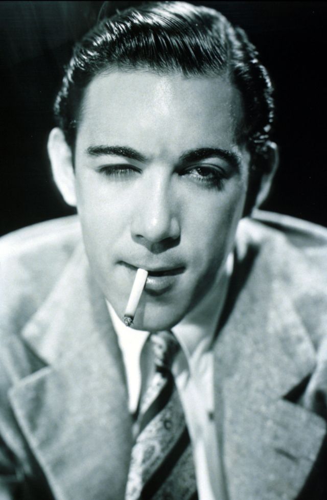 Handsome Portrait Photos of Anthony Quinn in the 1930s and ’40s