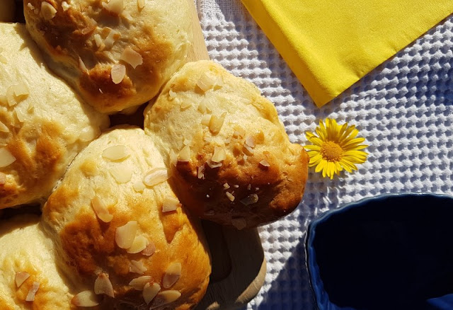 Rezept: Ultra schnelle Hefezopf Brötchen ohne Gehenlassen﻿. Auf Küstenkidsunterwegs verrate ich Euch, wie Ihr blitzschnell leckere süße Brötchen aus Hefeteig zubereitet, ohne dass der Teig gehen muss. So lecker und dank eines tollen Tricks trotzdem mit dem typischen Hefegeschmack!