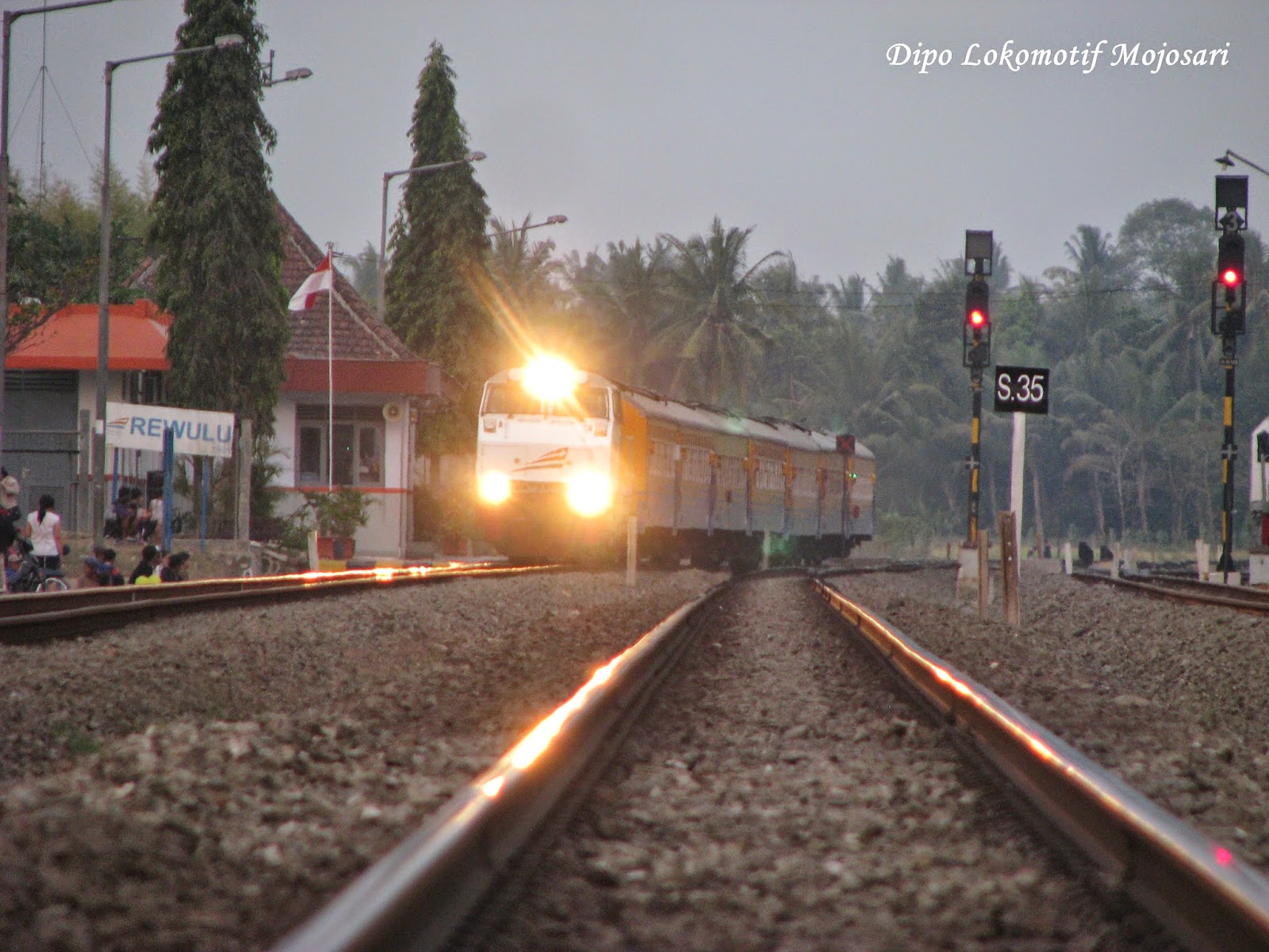 Kereta Api Indonesia: Rangkaian Gaya Baru Malam Selatan Melintas di ...