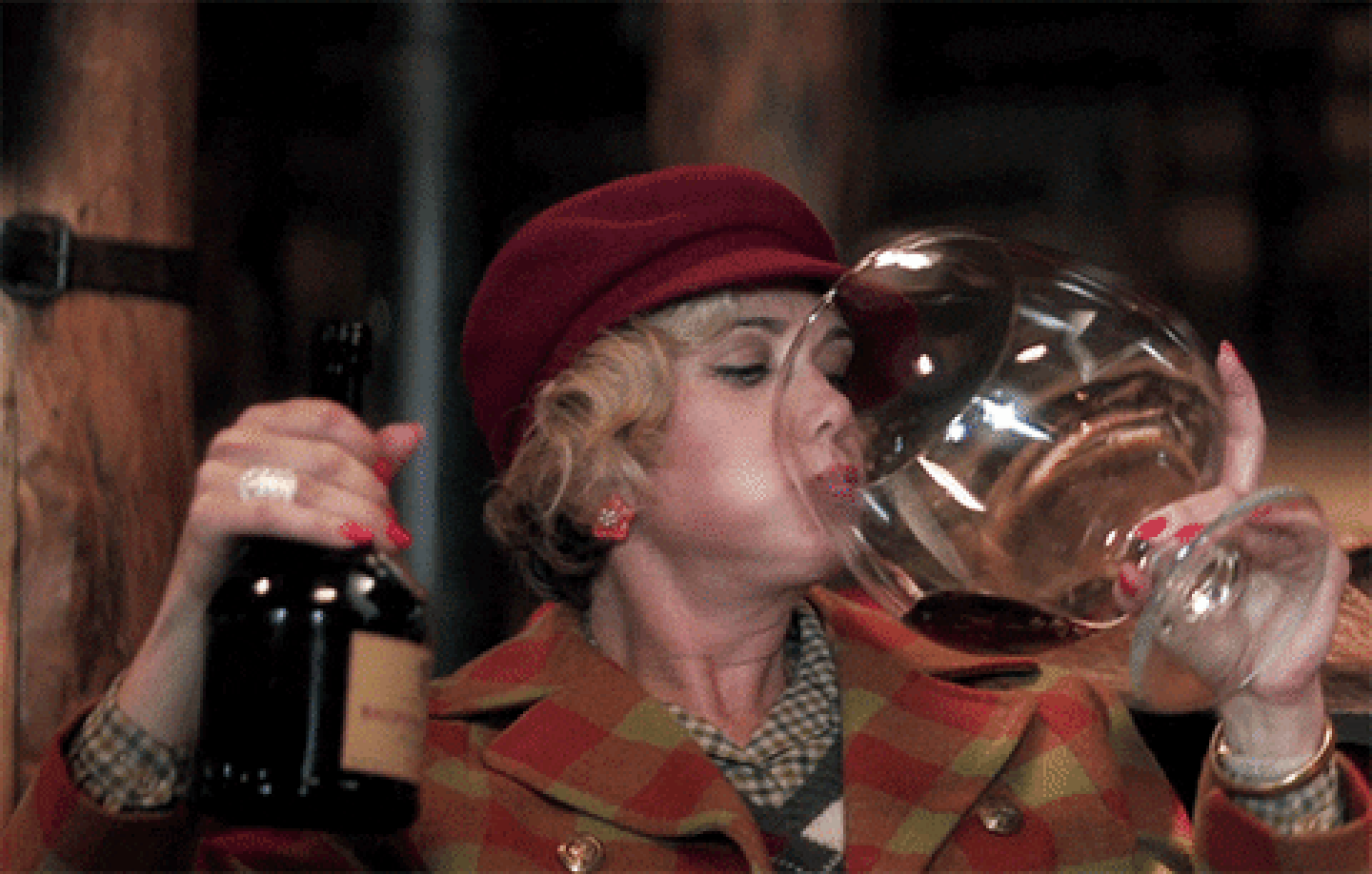 Песня тетя пьет. Дринкин вайн. Женщина с огромным бокалом. Женщина пьет. Женщина пьет вино.