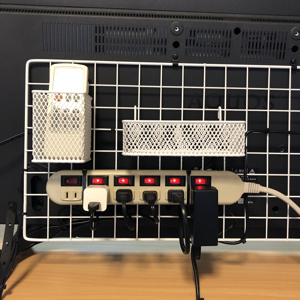 100均ワイヤーネットで【ダイソー】TV裏の電源コードや配線をまとめてから隠してすっきり爺キンの趣味部屋