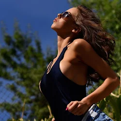 Jennifer Ann  Playing Outdoors Foto 45